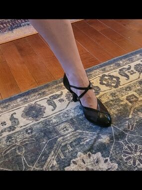 Women's Black Cross-Strap Mid Heel Dress Shoe